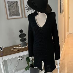 Cotton knit long sleeve top. Black and white borders